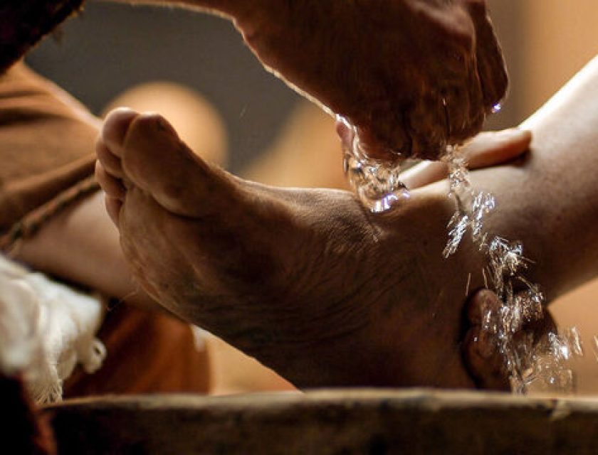 004-jesus-washes-feet